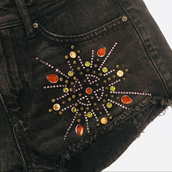 š Hā&āMāblackĀ denimāembellishedācutoffsāSzā4 - Picture 2 of 6